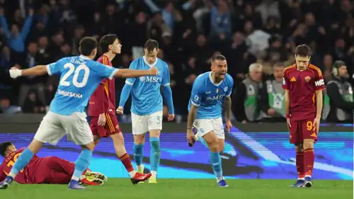 ليوناردو سبينازولا يحتفل بهدفه مع نابولي ضد روما