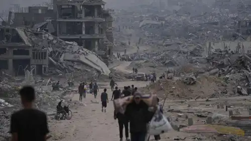 فلسطينيون يعودون إلى مدينة غزة المدمرة