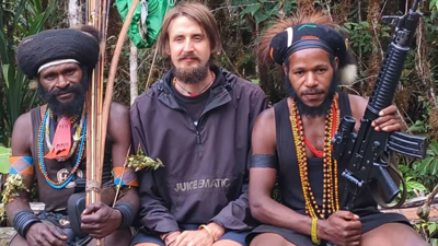 الطيار النيوزيلندي فيليب ميرتنز وسط المحتجزين