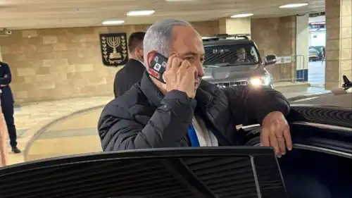 نتنياهو يتحدث بهاتف يغطي شريط لاصق كاميراته
