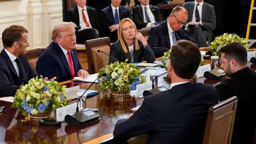 دونالد ترامب خلال الاجتماع مع قادة أوروبيين