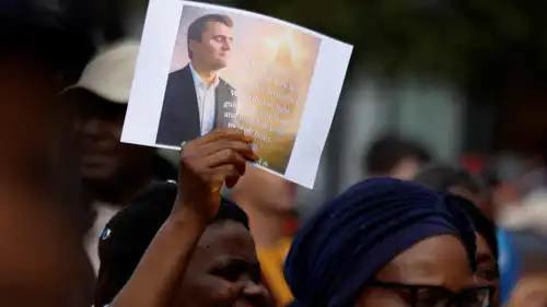 مناصرة لكيرك ترفع صورته بعد اغتياله