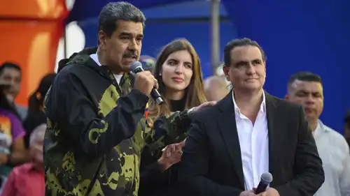 أليكس صعب إلى جوار نيكولاس مادورو قبل اعتقال الاثنين