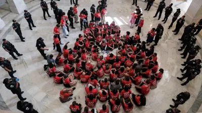 شرطة الكونغرس تحيط بالمحتجين