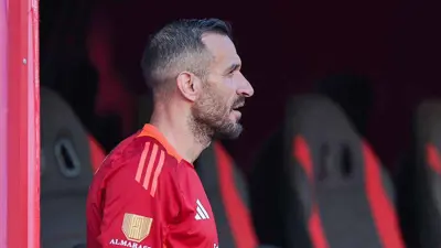 علي معلول في تدريبات الأهلي المصري