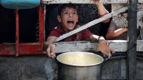 طفل غزي ينتظر للحصول على طعام
