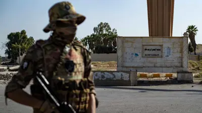 عنصر من قسد في دير الزور