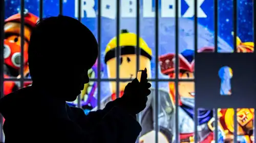طفل أمام شخصيات لعبة "روبلوكس"