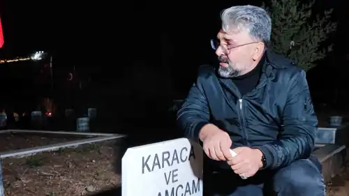 الأب التركي عند قبور عائلته