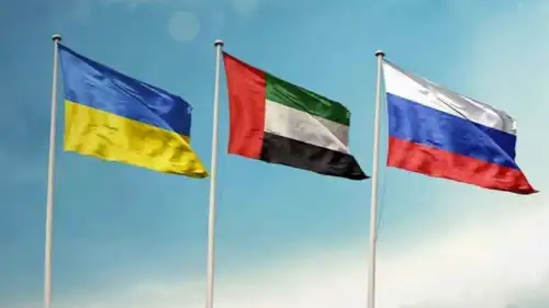 أعلام روسيا والإمارات وأوكرانيا