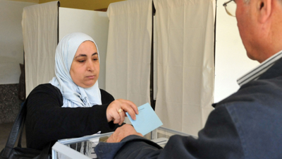 سيدة تشارك في انتخابات سابقة بالمغرب