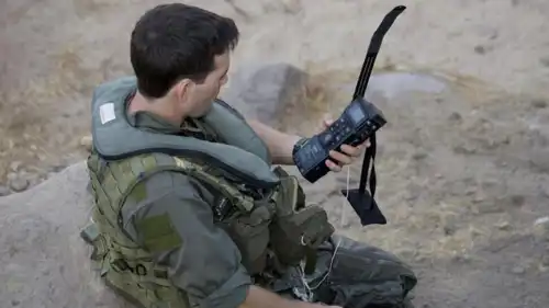 طيار يحمل جهاز CSEL 