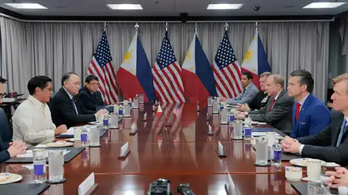 الرئيس الفلبيني فرديناند ماركوس الابن ووزير الدفاع الأمريكي 