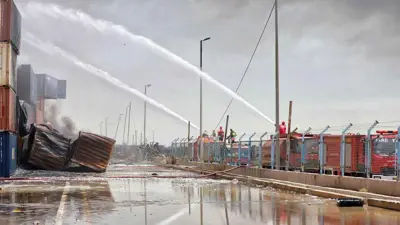 جانب من إطفاء حريق سابق في بندر عباس