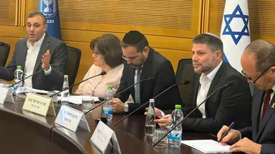 سموتريتش خلال اجتماع مع مسؤولي وزارته