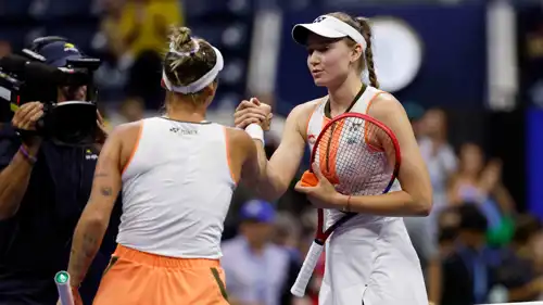 ريباكينا تصافح فوندروسوفا بعد مباراة الدور الثالث