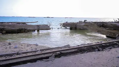 آثار ضربات إسرائيلية سابقة على الحديدة