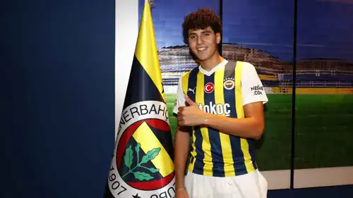 عمر فايد لحظة توقيعه لنادي فنربخشة