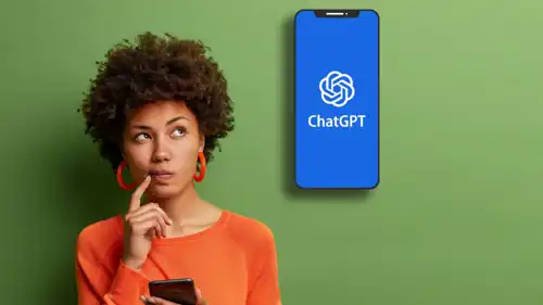 شعار chatGPT بجانب فتاة