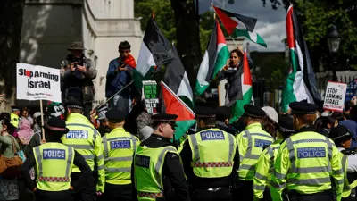 عناصر أمنية خلال التظاهرة المؤيدة لفلسطين في لندن