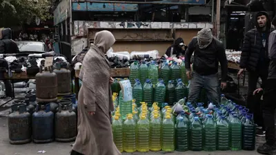 شخص يبيع المحروقات والغاز في سوريا