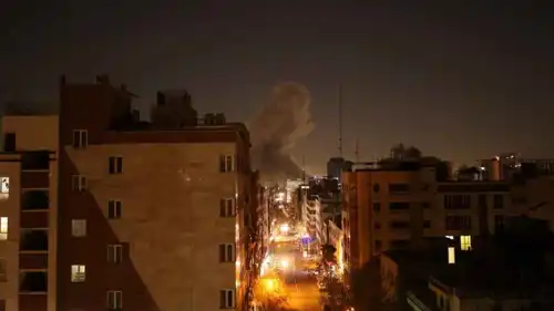 يتصاعد الدخان عقب انفجار في طهران