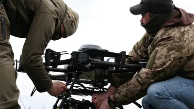 قوات أوكرانية تجهز مسيرات