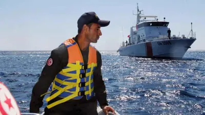 أحد أفراد خفر السواحل التونسي