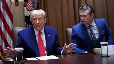 هيغسيث بجانب ترامب