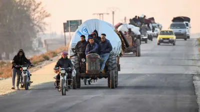 حركة نزوح على طريق حلب-الرقة السريع في سوريا