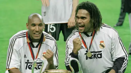 كاريمبو يمين الصورة بقميص ريال مدريد 