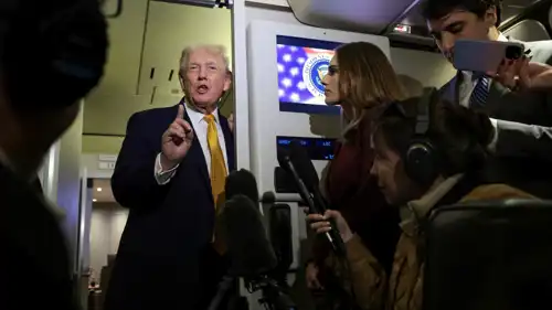 دونال ترامب متحدثاً للصحفيين على متن طائرة الرئاسة