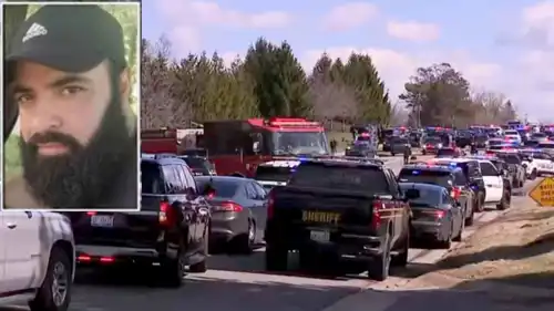 دوريات الأمن في موقع الهجوم وفي الإطار أيمن غزالي