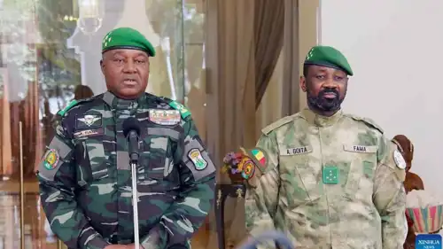 رئيس النيجر تياني (يسار) والزعيم المالي غويتا  