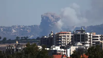 يتصاعد الدخان فوق جنوب لبنان بعد غارة إسرائيلية