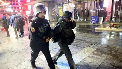  الأمن التركي أثناء قيامه بعملية اعتقال خلال المظاهرات