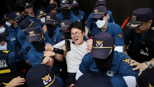 الشرطة الكورية الجنوبية خلال التعامل مع محتجين