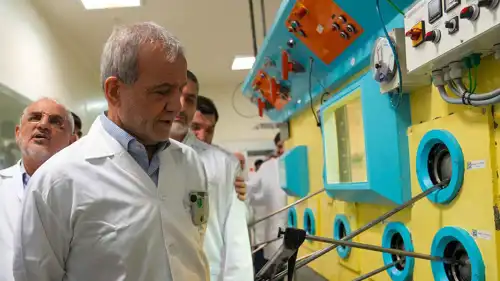الرئيس الإيراني مسعود بزشكيان يزور منشأة نووية
