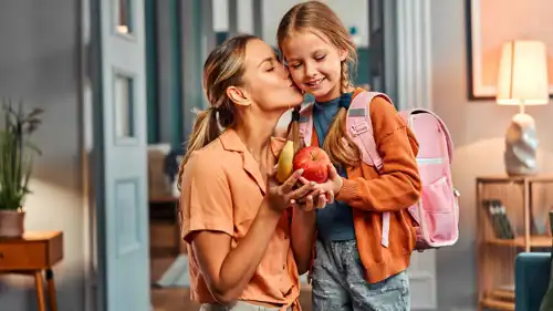 طفلة تستعد للذهاب للمدرسة 