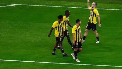لاعبو الاتحاد السعودي يحتفلون بالفوز على القادسية