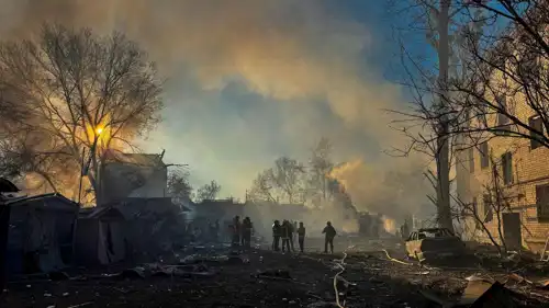رجال الإنقاذ يعملون في موقع هجوم صاروخي روسي في أوكرانيا