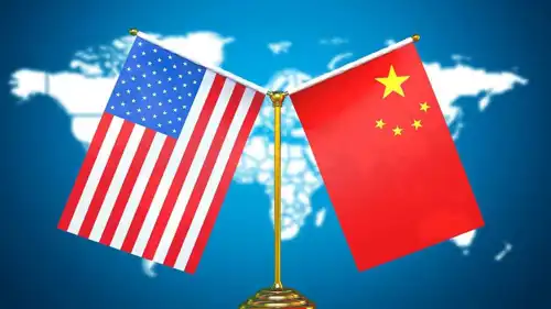 العلمان الأمريكي والصيني.