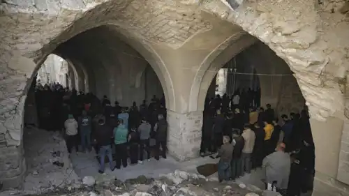 فلسطينيون يصلون بالمسجد العمري الكبير في غزة بعد قصفه