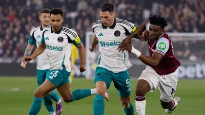 محمد قدوس (يمين) في مباراة مع وست هام يونايتد