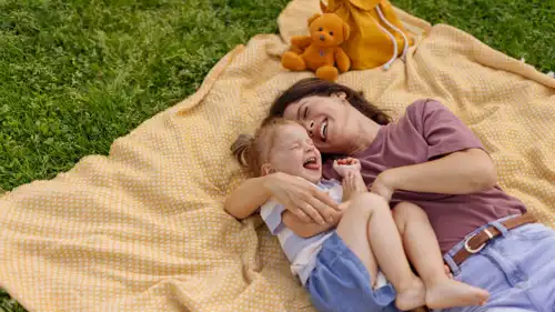 أم وطفلها (تعبيرية)