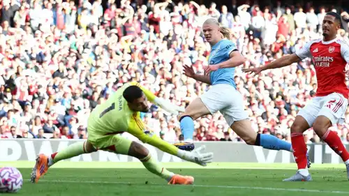 إيرلينغ هالاند يسجل في مرمى آرسنال