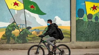 جدارية في القامشلي تحمل شعارات فصائل كردية