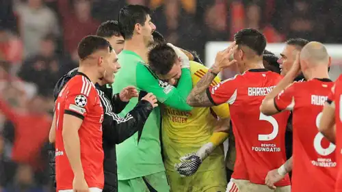 تيبو كورتوا يحتضن حارس بنفيكا بعد المباراة