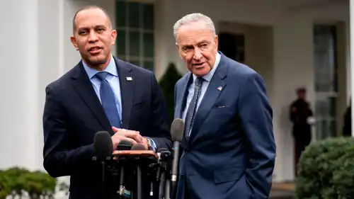 زعيم الديمقراطيين في مجلس الشيوخ الأمريكي تشاك شومر ونظيره في مجلس النواب حكيم جيفريس