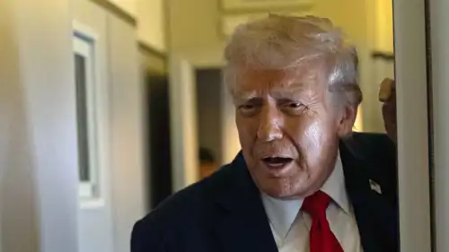 الرئيس دونالد ترامب خلال حديثه للصحافيين على متن طائرته الخاصة